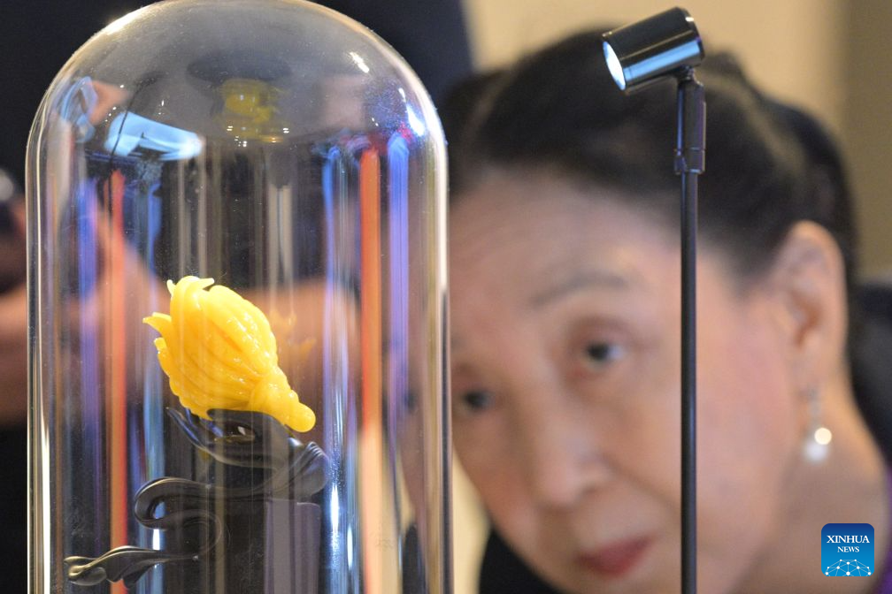 A Liuli artwork is on display at the opening ceremony of Radiant Splendor - The Artistry of Zibo Liuli (Glass) exhibition held in Singapore's China Cultural Centre on Sept. 16, 2026. The exhibition will be held here from Sept. 17 to Oct. 31. (Xinhua/Then Chih Wey)