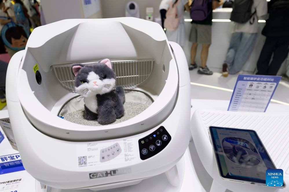 A smart cat litter box is seen at the 28th Pet Fair Asia in east China's Shanghai, Aug. 20, 2026. Held from Aug. 19 to Aug. 23, the pet fair has attracted over 2,600 exhibitors. (Xinhua/Wang Xiang)