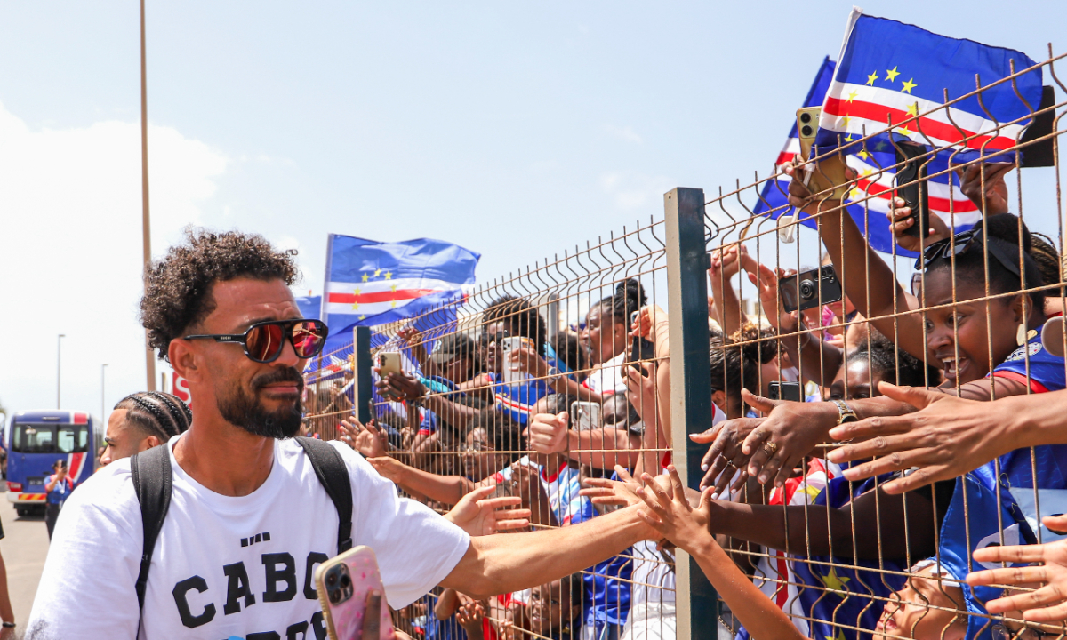 Cape Verde national team goalkeeper Vozinha greets fans as he arrives with his team at Cidade da Praia Airport after leaving the FIFA World Cup 2026 on July 5, 2026. Photo: VCG