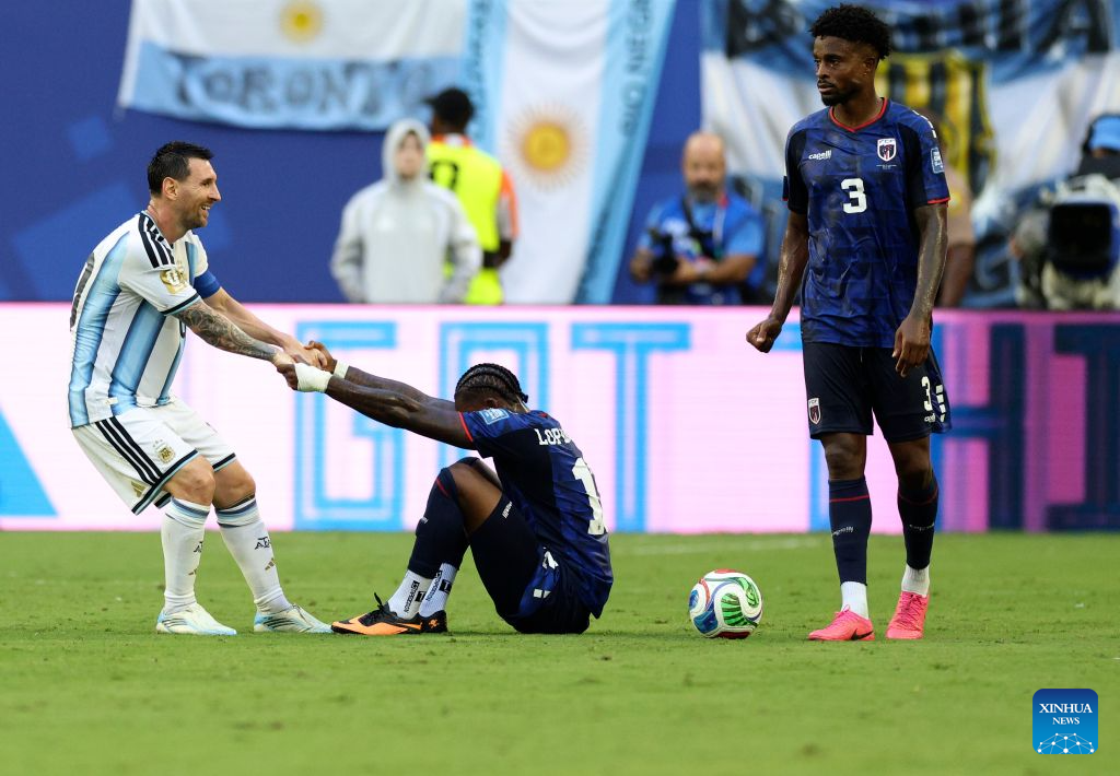 Lionel Messi (L) of Argentina pulls Sidny Lopes Cabral of Cabo Verde up during the round of 32 match between Argentina and Cabo Verde at the 2026 FIFA World Cup at Miami Stadium, Miami, the United States, July 3, 2026. (Xinhua/Xu Zijian)
