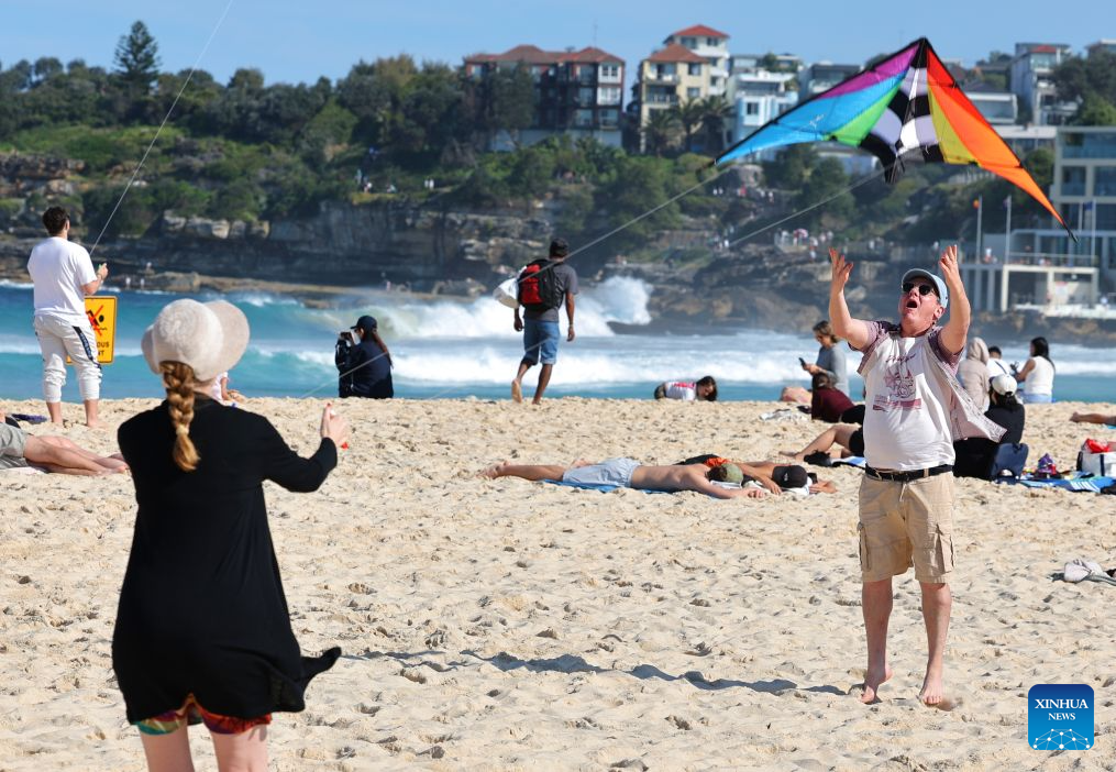 People fly kites during Australia's annual kite festival, the Festival of the Winds, at Bondi Beach in Sydney, Australia, Sept. 13, 2026. (Xinhua/Gong Bing)