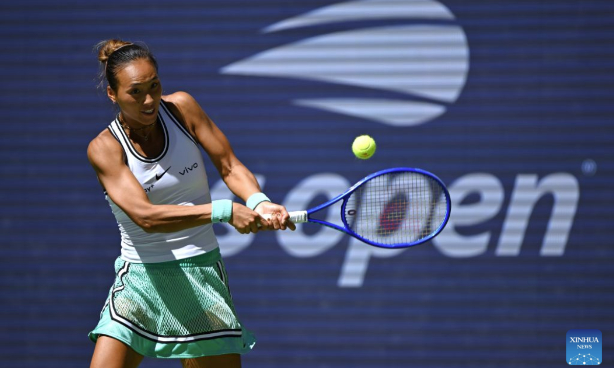 Zheng Qinwen hits a return during the women's singles fourth round match betweetn Zheng Qinwen of China and Iga Swiatek of Poland at the 2026 US Open tennis championships in New York, the United States, Sept. 7, 2026. (Xinhua/Li Rui)