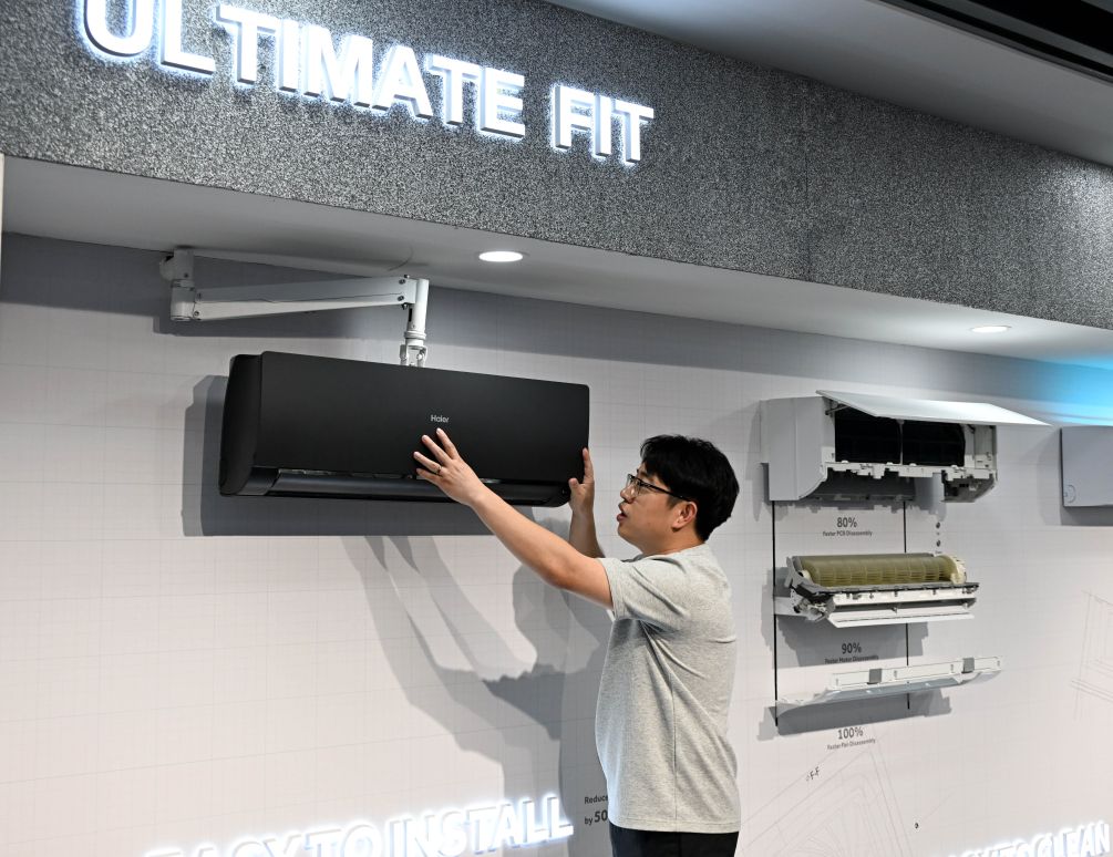 A staff member introduces a product customized for European market at an export product showroom of Haier in Laoshan District of Qingdao, east China's Shandong Province, Aug. 3, 2026. As unprecedented heatwaves scorch Europe this summer, demand for affordable and energy-efficient air conditioners is rising.

As a globally renowned home appliance manufacturer, China's Haier has seen a surge in orders from Europe. The company has adjusted its production plans for the European market, stepping up the manufacturing of air conditioner orders to meet international market demand. (Xinhua/Li Ziheng)
