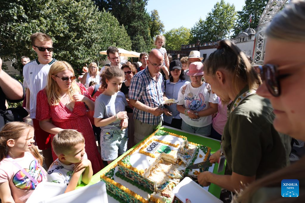 People queue to taste a slice of cake to celebrate the 160th anniversary of Budapest Zoo in Budapest, Hungary, on Aug. 9, 2026. (Photo by Attila Volgyi/Xinhua)