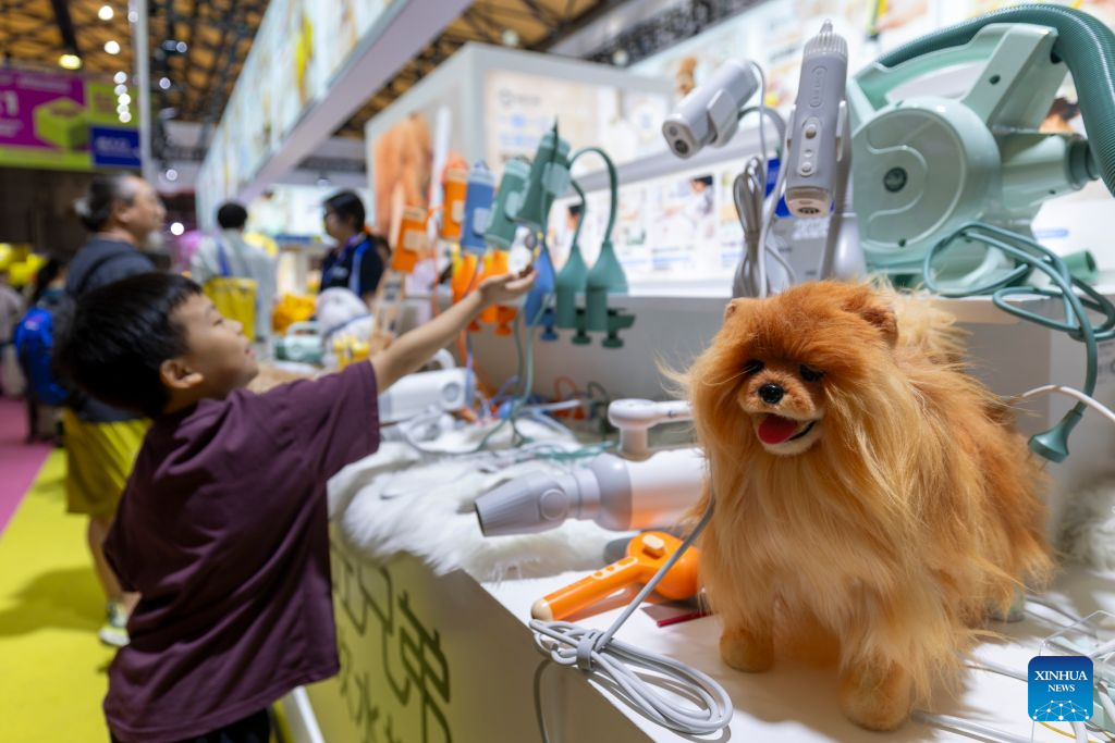 This photo taken on Aug. 20, 2026 shows a scene at a booth for pet hair dryer at the 28th Pet Fair Asia in east China's Shanghai. Held from Aug. 19 to Aug. 23, the pet fair has attracted over 2,600 exhibitors. (Xinhua/Wang Xiang)