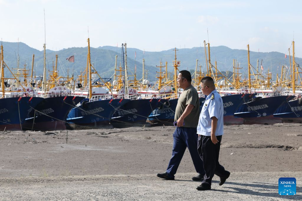 Staff members patrol at Yaojiayu Pier in Kewan Village of Qianqi Town in Fuding City, southeast China's Fujian Province, Aug. 27, 2026. Fujian raised its emergency response for typhoon damage prevention to Level II on Thursday afternoon, while keeping a Level IV flood-control emergency response.
The local flood control authority has urged all localities and relevant departments to closely track Typhoon Saudel, the 18th typhoon of 2026, and the evolving rainfall. It called for thorough inspections in vulnerable areas and prompt evacuation of residents from high-risk zones to ensure public safety and protect property. (Xinhua/Jiang Kehong)