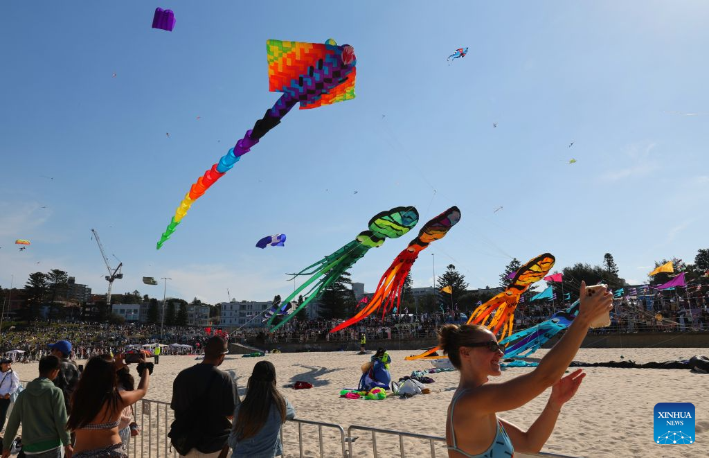 People watch kites during Australia's annual kite festival, the Festival of the Winds, at Bondi Beach in Sydney, Australia, Sept. 13, 2026. (Xinhua/Gong Bing)