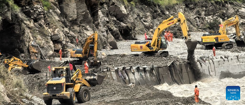 Rescue vehicles clear a road leading to mudslide-hit areas in Xigaze, southwest China's Xizang Autonomous Region, Aug. 27, 2026. After a mudslide struck Gyirong Port in Gyirong County on Wednesday morning, local traffic authorities swiftly carried out emergency rescue and road clearance operations on the affected section of national highway G216 leading to the Gyirong Port. As of 6:00 p.m. on Thursday, approximately 800 meters of the affected section had been cleared and reopened. (Xinhua)