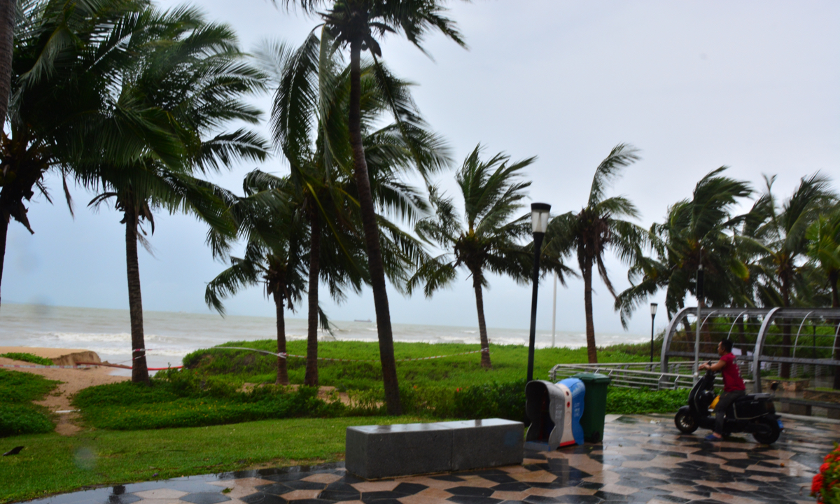 The photo, taken on the morning of July 4, 2026, shows conditions in Hainan after Typhoon Maysak’s landfall. Photo: VCG