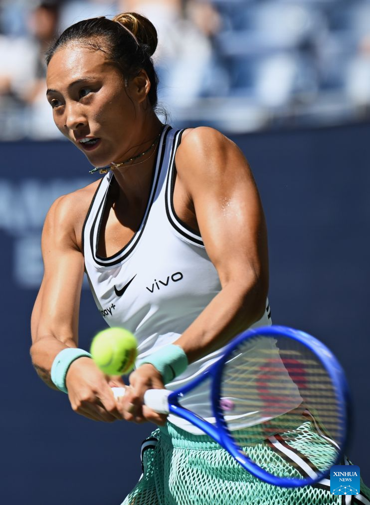 Zheng Qinwen hits a return during the women's singles fourth round match betweetn Zheng Qinwen of China and Iga Swiatek of Poland at the 2026 US Open tennis championships in New York, the United States, Sept. 7, 2026. (Xinhua/Li Rui)