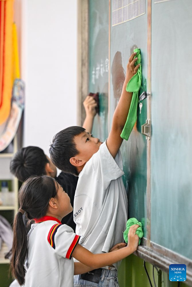 Students clear a blackboard at a school of Liuhe New Village of Juancheng County in Heze, east China's Shandong Province, Sept. 16, 2026. The Yellow River, dubbed the Mother River of China, has long nourished the land in Heze, east China's Shandong Province, but recurring floods once posed a persistent threat to residents living on its floodplain. To protect local residents from flooding, a large-scale relocation and reconstruction project was launched in 2017 and completed in 2020.
Some 600,000 residents from the floodplain moved into newly built communities with improved housing and access to kindergartens, community clinics, elderly care centers and public spaces. In recent years, local authorities have also developed agriculture, rural processing and tourism-related industries to create more income opportunities for residents. (Xinhua/Chen Yehua)