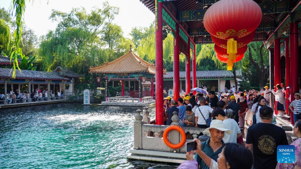 People visit the Baotu Spring in Jinan, east China's Shandong Province, Sept. 7, 2026. (Xinhua/Xu Suhui)
