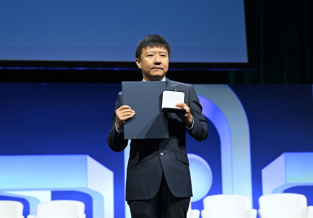 Chinese mathematician Deng Yu is awarded the Fields Medal at the opening ceremony of the 2026 International Congress of Mathematicians in Philadelphia, the United States, on July 23, 2026. Chinese mathematicians Deng Yu and Wang Hong were awarded the Fields Medals at the opening ceremony of the 2026 International Congress of Mathematicians held here on Thursday, marking the first time Chinese mathematicians have won the prestigious honor. (Xinhua/Li Rui)