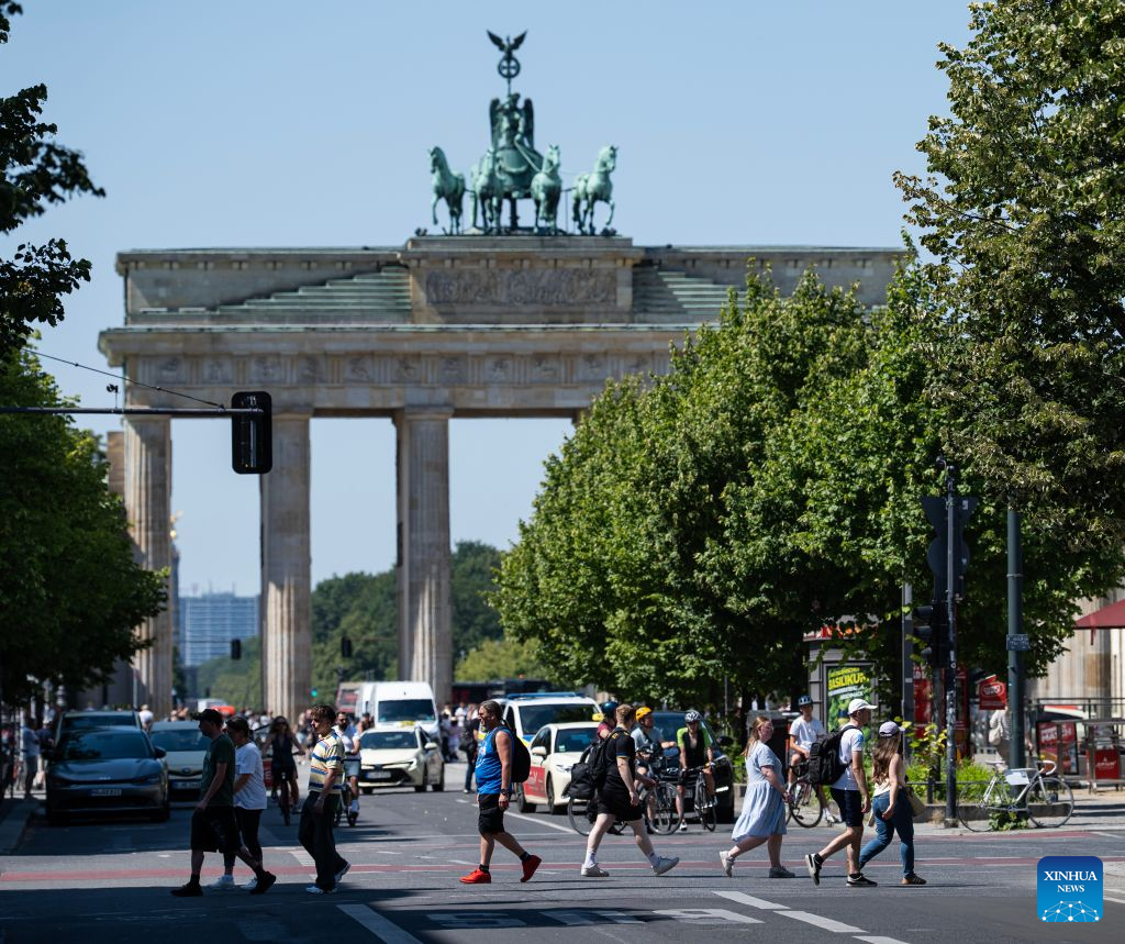 Tourists walk near the Brandenburg Gate in Berlin, capital of Germany, July 30, 2026. Germany recorded an estimated 9,800 heat-related deaths as of July 19, surpassing the annual total for every year since 2016, the Robert Koch Institute (RKI), the country's leading public health authority, said Thursday. (Xinhua/Zhang Haofu)