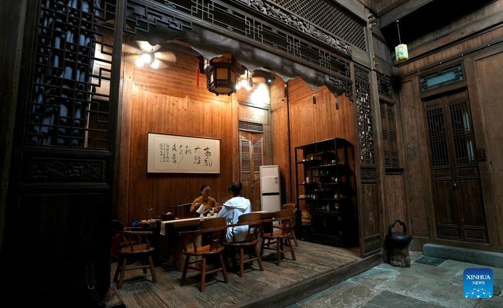 Tourists enjoy tea at a homestay in Wuyuan County, east China's Jiangxi Province, on Aug. 26, 2026.
Wuyuan County is known for its picturesque countryside and well-preserved traditional villages.
With two national 5A-rated tourist attractions and 12 national 4A-rated attractions, the county has been promoting rural tourism and creating more employment opportunities for local residents through tourism-related employment and entrepreneurship.
Today, Wuyuan is home to more than 1,300 rural homestays, while the tourism industry directly supports more than 80,000 jobs. (Xinhua/Hu Chenhuan)
