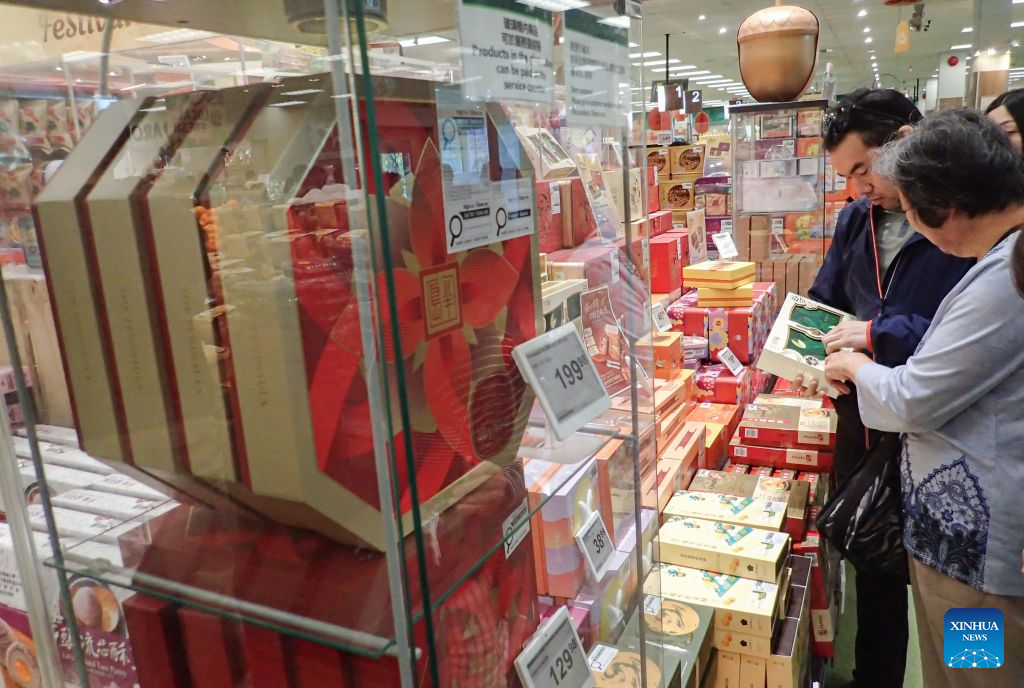 Customers shop for mooncakes ahead of the Mid-Autumn Festival at a supermarket in Vancouver, British Columbia, Canada, on Sept. 6, 2026.
With the Mid-Autumn Festival approaching, various mooncakes have hit store shelves, drawing consumers to supermarkets for the festive treats. (Photo by Liang Sen/Xinhua)