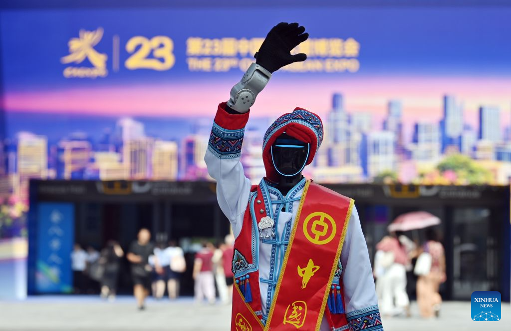 A robot waves to people at the 23rd China-ASEAN Expo in Nanning, south China's Guangxi Zhuang Autonomous Region, Sept. 21, 2026. The 23rd China-ASEAN Expo concluded in Nanning on Monday. (Xinhua/Lu Boan)