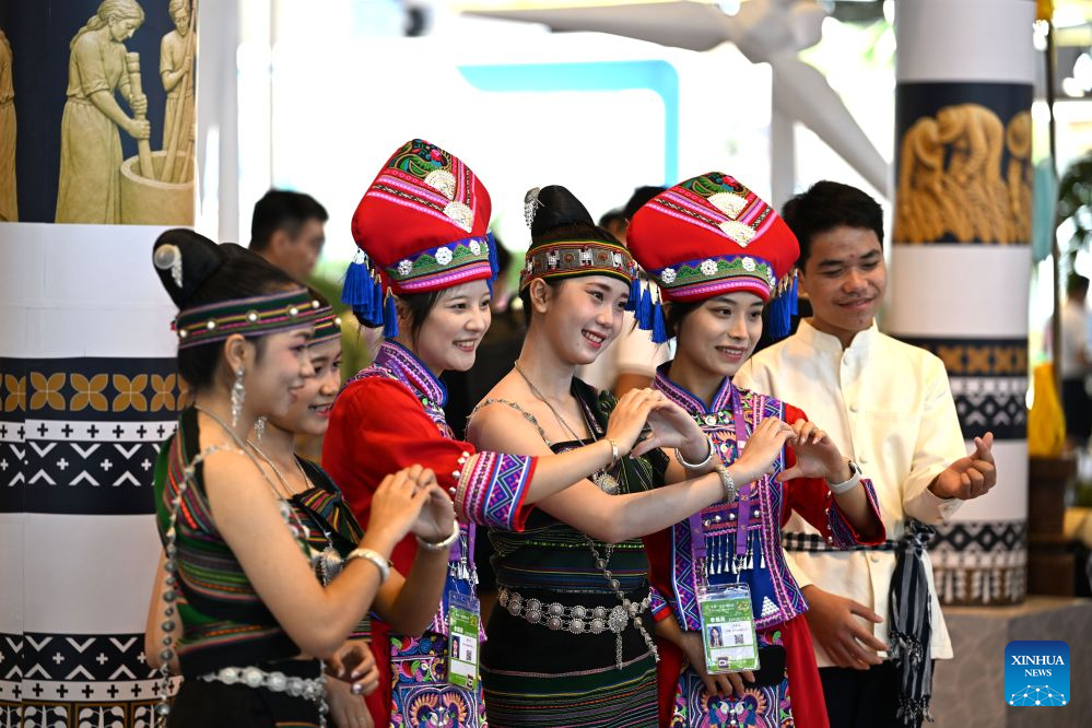 Actors from Laos pose for photos with exhibitors during the 23rd China-ASEAN Expo in Nanning, south China's Guangxi Zhuang Autonomous Region, Sept. 18, 2026. Various cultural performances have become highlights of the ongoing 23rd China-ASEAN Expo. (Xinhua/Huang Xiaobang)