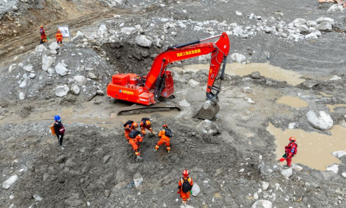 A drone photo taken on Sept. 6, 2026 shows rescuers working at the core affected zone of the mudslide-hit Gyirong Port in southwest China's Xizang Autonomous Region.
China has deployed more than 2,500 rescue personnel after a mudslide struck Gyirong Port on the China-Nepal border in southwest China's Xizang Autonomous Region on Aug. 26, the emergency response and rescue headquarters said on Sunday.
The mudslide, triggered by a high-altitude glacier collapse in Nepal, had left 43 people dead and 519 others missing at the border port as of 6 p.m. Saturday, officials told a press conference.
As of 6 p.m. Saturday, more than 2,500 people and over 500 vehicles had been deployed to join rescue operations, and more than 1,000 flights of drones had air-dropped 5.43 tonnes of supplies, officials said. (Xinhua/Tenzin Nyida)
