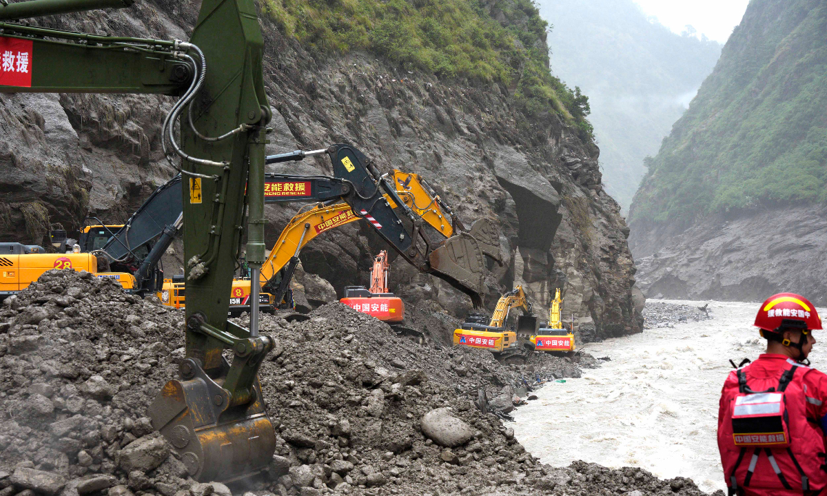 A member of the Xizang Fire and Rescue Corps conducts emergency rescue operations at Gyirong Port on the China-Nepal border in Southwest China’s Xizang Autonomous Region on August 29, 2026. Photo: IC