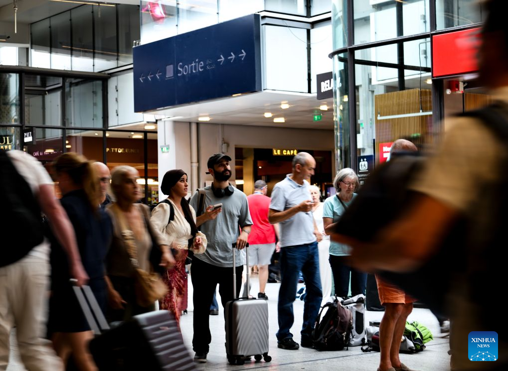 Passengers are pictured at Montparnasse railway station in Paris, France, Aug. 27, 2026. Rail traffic at Montparnasse railway station in Paris was temporarily suspended on Thursday due to a failure in the electrical system. (Xinhua/Wu Huiwo)
