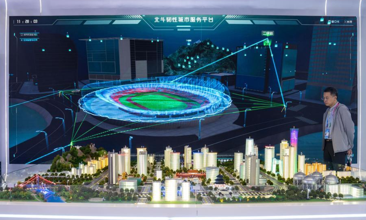 A visitor learns about an urban safety risk comprehensive monitoring and early warning platform equipped with BeiDou Navigation Satellite System (BDS) during the 4th International Summit on BDS Applications in Zhuzhou, central China's Hunan Province, Sept. 24, 2025. (Xinhua/Chen Sihan)