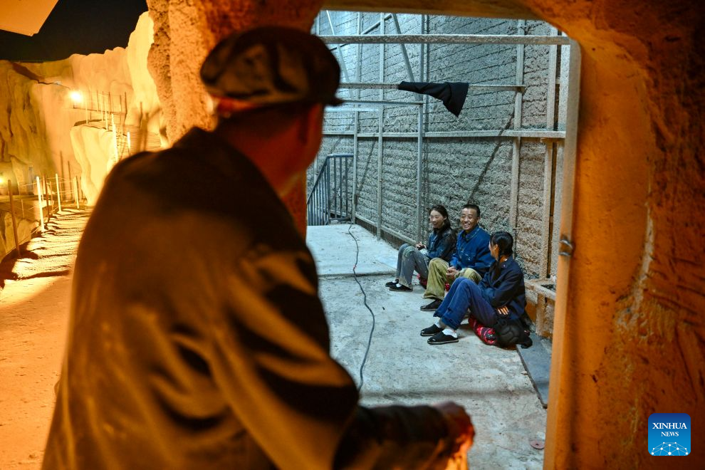 Farmer-actor Wang Guozhong (L) chats with fellow actors waiting backstage at the theater village in Minning Town of Yinchuan, northwest China's Ningxia Hui Autonomous Region, Sept. 11, 2026.
This year marks the 30th anniversary of paired assistance initiative between southeast China's Fujian Province and northwest China's Ningxia Hui Autonomous Region for targeted poverty alleviation.
A new theater village cultural tourism project has been launched in Minning Town of Yinchuan to commemorate the past three decades of Fujian-Ningxia cooperation. A total of 36 original plays recount the continuous efforts of anti-poverty by Ningxia with help from Fujian over the past 30 years.
Since the project opened in July this year, it has helped 2,500 local residents nearby secure jobs and increase their incomes. (Xinhua/Yang Zhisen)