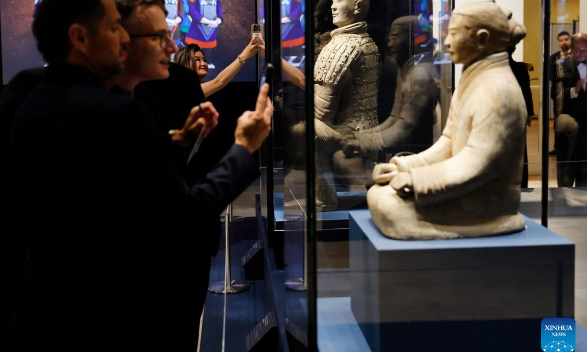 People visit the exhibition World of the Terracotta Warriors: New Archaeological Discoveries in Shaanxi in the 21st Century at the Bowers Museum in Orange County, California, the United States, May 22, 2025. The hope of the China-U.S. relationship lies in the people, its foundation is in the societies, its future depends on the youth, and its vitality comes from exchanges at subnational levels.
In recent years, the two countries have been strengthening people-to-people ties through cultural exchanges to inject sustained positive momentum into China-U.S relations. (Photo by Qiu Chen/Xinhua)