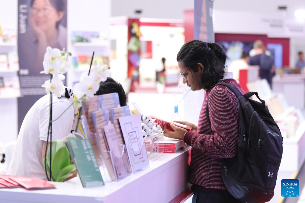 A reader (R) talks to a staff member at the Chinese joint exhibition booth of the Frankfurt Book Fair in Frankfurt, Germany, Oct. 7, 2026. The world's largest book fair opened Wednesday in Frankfurt, Germany, bringing together more than 4,000 publishing institutions from over 100 countries and regions.

The Chinese joint exhibition booth covers 336 square meters and features more than 3,000 titles and over 4,600 copies of selected books. It combines book displays, rights negotiations, cultural exchanges and interactive experiences. (Xinhua/Du Zheyu)
