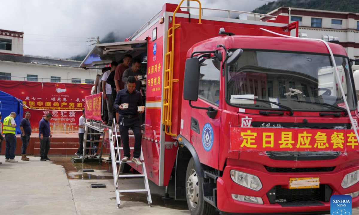 A food truck is seen in mudslide-affected Gyirong Town, southwest China's Xizang Autonomous Region, Aug. 31, 2026.
A food truck has been deployed in mudslide-affected Gyirong Town of Gyirong County recently, providing hot meals to disaster relief volunteers. The truck came from the neighboring Tingri County. After being hit by an earthquake in 2025, Tingri County purchased the truck with funds from east China's Shanghai under an assistance program for Xizang. After Gyirong Town was hit by the mudslide, Tingri County soon dispatched the truck to share mobile food services for disaster relief. (Xinhua/Jigme Dorje)