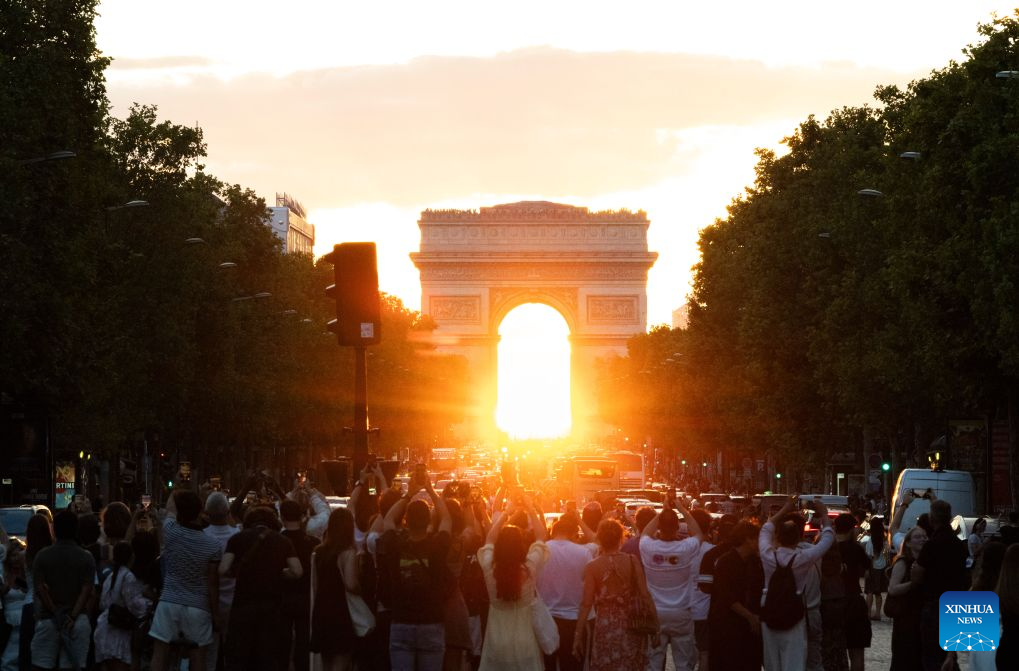 People take photos of the view of sunset in Champs-Elysees Avenue in Paris, France, Aug. 3, 2026. (Xinhua/Wu Huiwo)