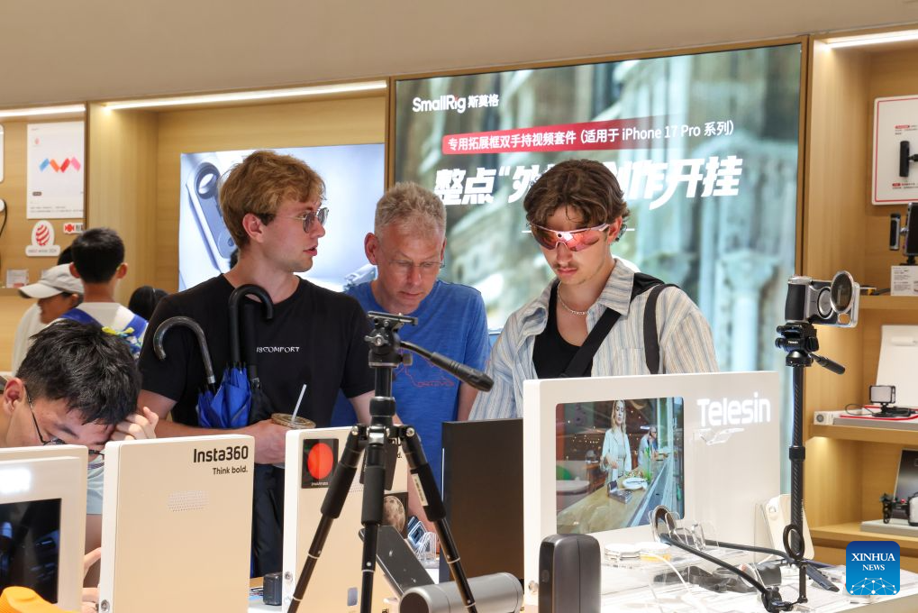 Foreign tourists experience AI sports glasses at an INNO100 shop in Shenzhen, south China's Guangdong Province, Aug. 3, 2026. With the deep application of the achievements of emerging industries, many inbound foreign tourists choose science and technology tour as the theme of their journey in the Chinese cities.
In Shenzhen, foreign tourists are attracted by AI applications and technology scenarios in daily life, such as AI glasses, smart robots and unmanned delivery service. (Xinhua/Liang Xu)