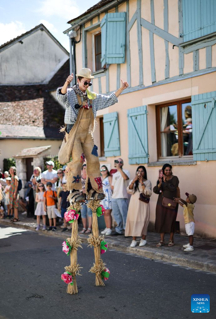 Photo taken on Aug. 23, 2026 shows a performer during the Harvest Festival in Provins, France. The medieval town of Provins celebrated its Harvest Festival on Sunday, featuring float parades, traditional threshing demonstrations, vintage tractors and folk dances. (Xinhua/Wu Huiwo)