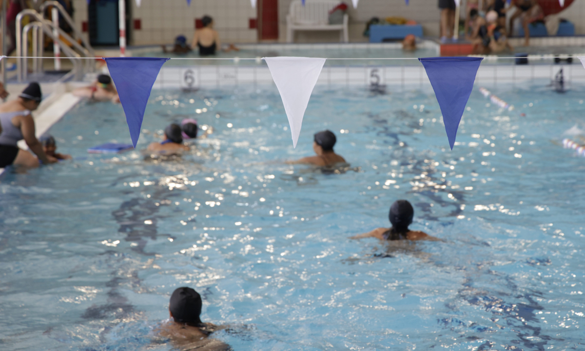 Residents cool off amid sweltering temperatures by swimming at a free municipal pool in Marseille, France, on June 22, 2026. Photo: VCG