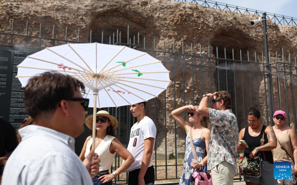 Tourists wait to enter the Roman Forum during a heatwave in Rome, Italy, Aug. 26, 2026. (Xinhua/Wang Kaiyan)