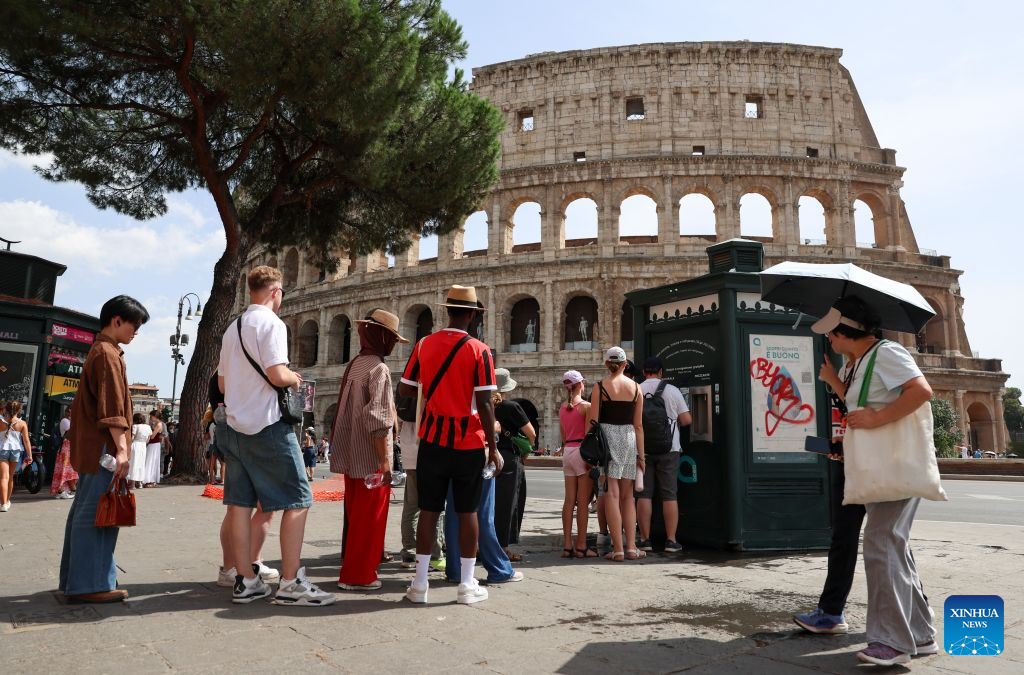 People wait to fetch water at a free drinking water point near the Colosseum during a heatwave in Rome, Italy, Aug. 26, 2026. (Xinhua/Wang Kaiyan)