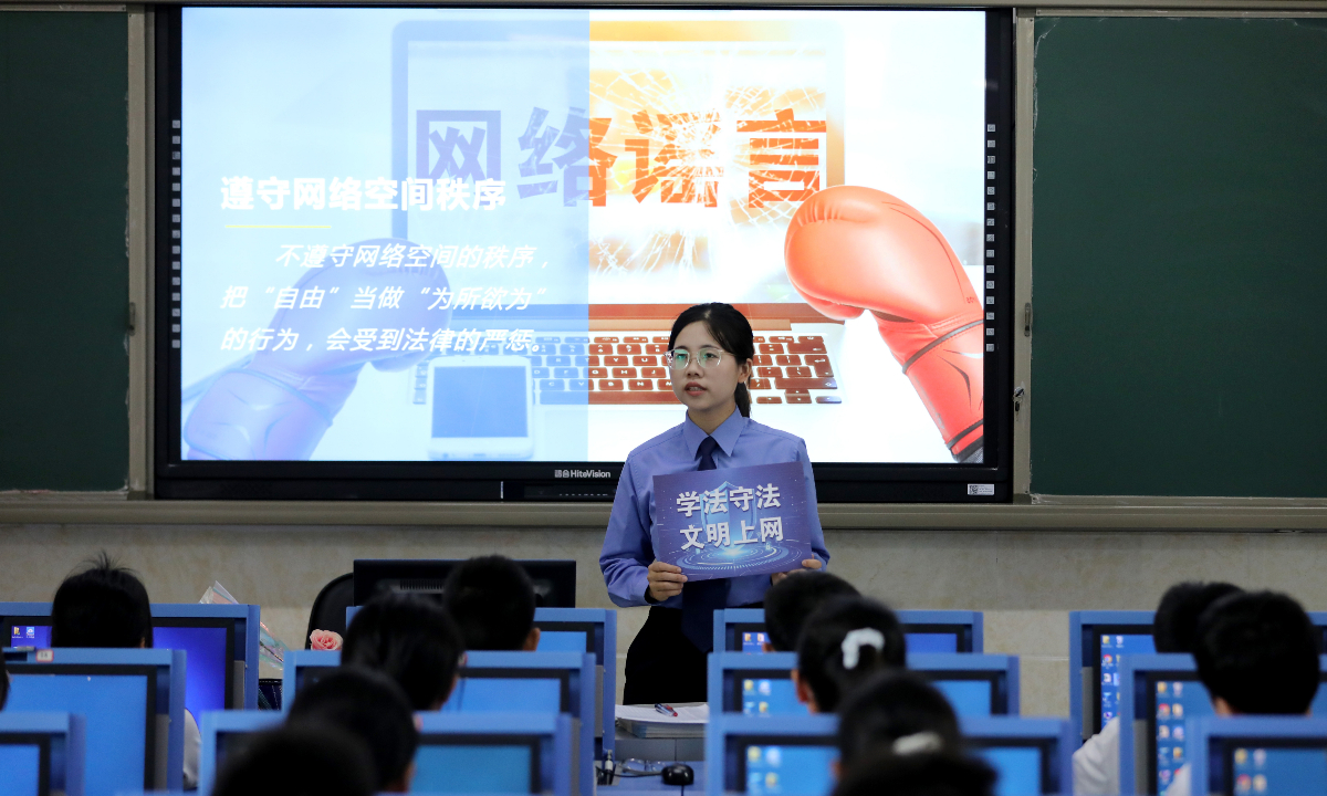 A prosecutor from the Hongze district people’s procuratorate in Huai’an, East China’s Jiangsu Province, teaches local primary school students about online safety and cybersecurity on September 16, 2026. Photo: VCG