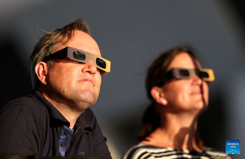 People observe the partial solar eclipse in London, Britain, Aug. 12, 2026. (Xinhua/Li Ying)