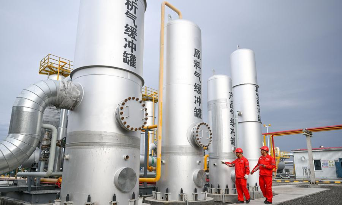 Staff members inspect a pilot facility for carbon dioxide miscible flooding at Xinjiang Oilfield Company of China National Petroleum Corporation (CNPC) in Karamay, northwest China's Xinjiang Uygur Autonomous Region, Sept. 1, 2026. (Xinhua/Ding Lei)