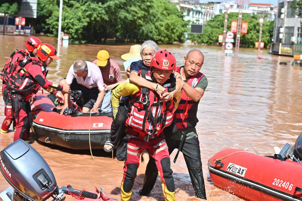 Rescuers transfer stranded residents in Ningming County, Chongzuo City, south China's Guangxi Zhuang Autonomous Region, Aug. 25, 2026. Continuous heavy rainfalls caused by Typhoon Narra, the 19th typhoon of the year, have swept many areas in Ningming. Local authorities have fully engaged in rescue and relief efforts. As of 12:00 p.m. (Beijing Time) on Tuesday, 22,008 stranded civilians had been transferred. (Xinhua/Zhou Hua)