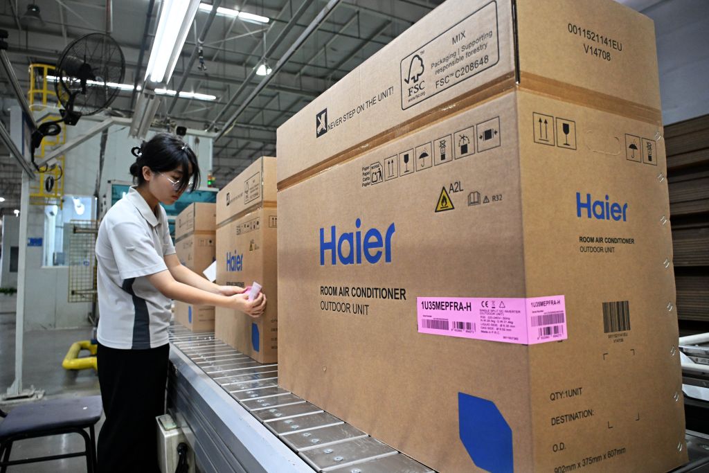 A worker affixes product identification labels onto the packaging boxes of air conditioners for European market at a Haier factory in Jiaozhou, east China's Shandong Province, Aug. 4, 2026. As unprecedented heatwaves scorch Europe this summer, demand for affordable and energy-efficient air conditioners is rising.

As a globally renowned home appliance manufacturer, China's Haier has seen a surge in orders from Europe. The company has adjusted its production plans for the European market, stepping up the manufacturing of air conditioner orders to meet international market demand. (Xinhua/Li Ziheng)
