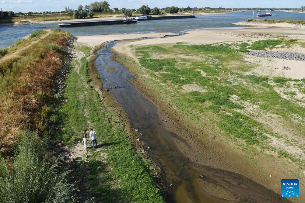 Photo taken on Aug. 6, 2026 shows exposed sandbanks of the Waal River in Nijmegen, Gelderland Province, the Netherlands. (Xinhua/Shao Haijun)