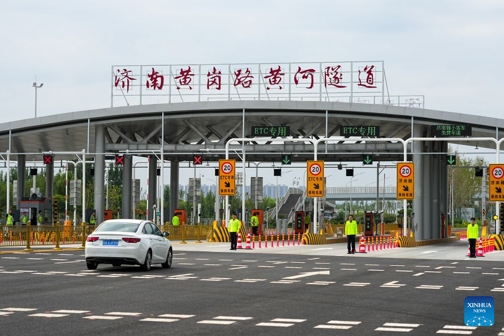 A vehicle passes through a tolling station of a tunnel across the Yellow River in Jinan, east China's Shandong Province, Aug. 25, 2026. A new tunnel across the Yellow River, China's second-longest river, opened to traffic on Tuesday in Jinan.
Stretching about 5.75 kilometers in total, the tunnel under Huanggang Road features a shield-driven section of roughly 3.3 kilometers, bored by the Shanhe shield tunneling machine with a cutting diameter of 17.5 meters, the largest of its kind among underwater shield tunnels in the country. (Xinhua/Zhu Zheng)