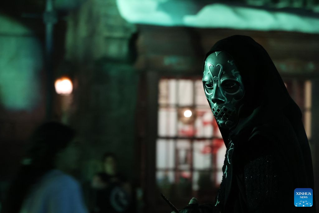 A staff member of Universal Studios Hollywood, dressed in Halloween costume, is seen during the 2026 Halloween Horror Nights in Los Angeles, California, the United States, on Sept. 5, 2026. The event opened on Sept. 3 this year and will run on select nights until Nov. 1, 2026. (Photo by Zeng Hui/Xinhua)