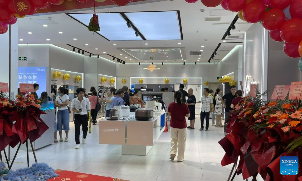 Consumers shop for household appliances at a shopping mall in Beihai, south China's Guangxi Zhuang Autonomous Region, May 23, 2026. (Xinhua)
