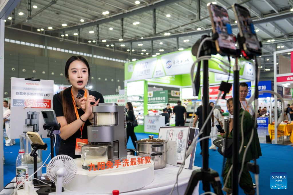 A staff member promotes a cooking blender via livestreaming during the 11th China International Food & Catering Expo in Changsha, central China's Hunan Province, Sept. 18, 2026. The expo kicked off here on Friday, attracting over 1,300 exhibitors from more than 30 countries and regions. With a total exhibition area of nearly 70,000 square meters, the expo features over 7,000 exhibits in categories including food ingredients, wines, ceramic ware, hotel facilities, and cold-chain logistics. (Xinhua/Chen Sihan)