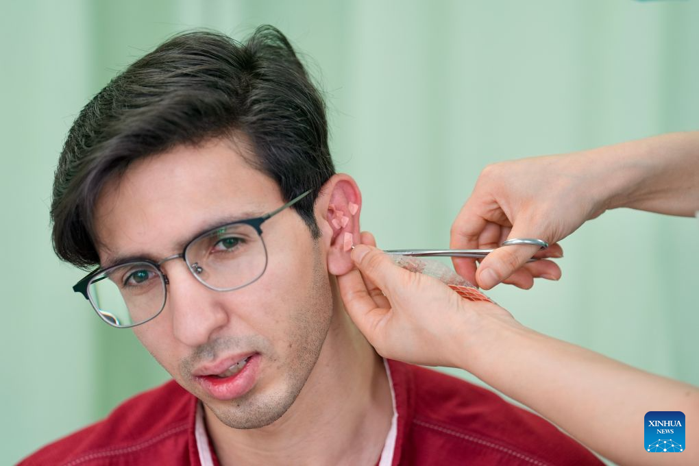 Mohammad Abdi experiences a traditional Chinese medical treatment on ears at Ningxia Chinese Medicine Research Center in Yinchuan, northwest China's Ningxia Hui Autonomous Region, on Aug. 15, 2026. (Xinhua/Yang Zhisen)