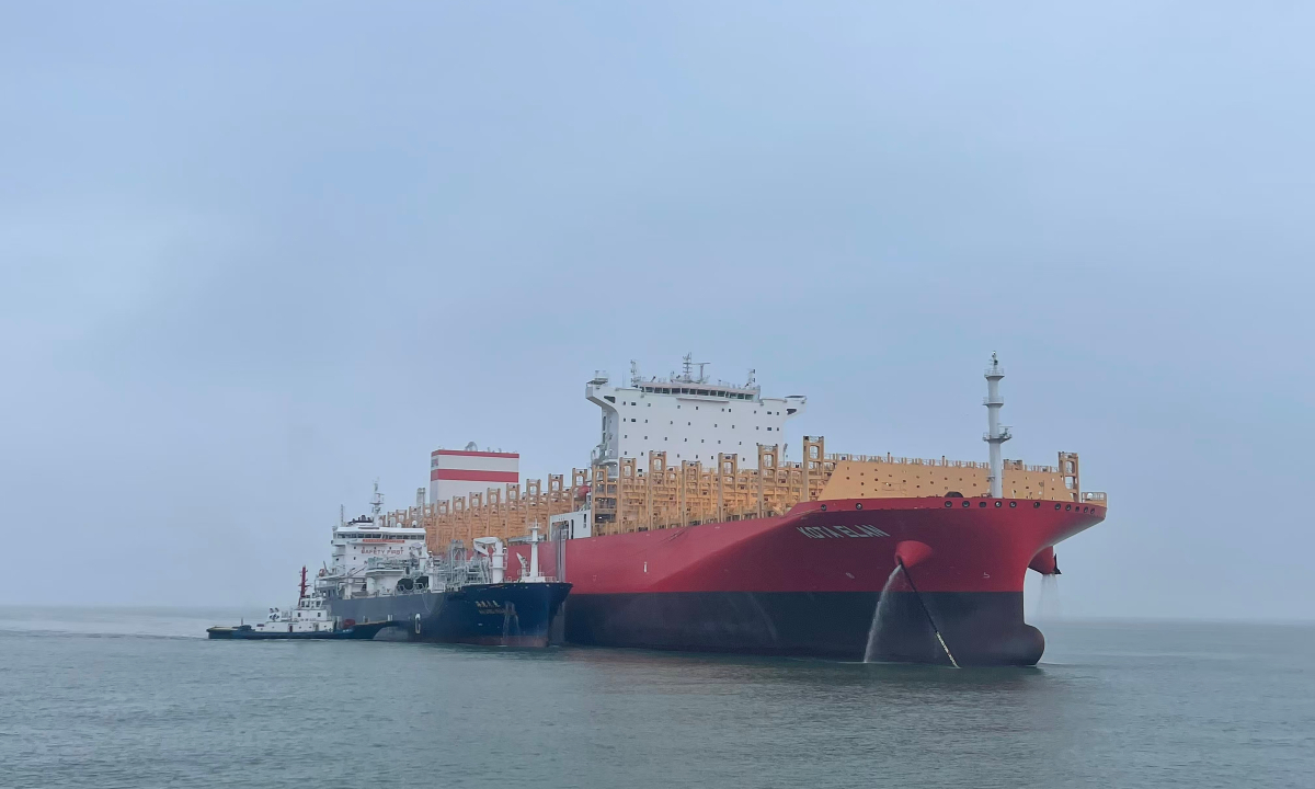 Haigang Weilai, a liquefied natural gas (LNG) bunkering vessel, completes the bunkering of LNG to Kota Elan, a Singapore-flagged dual-fuel LNG container ship. Photo: Screenshot from yicai.com