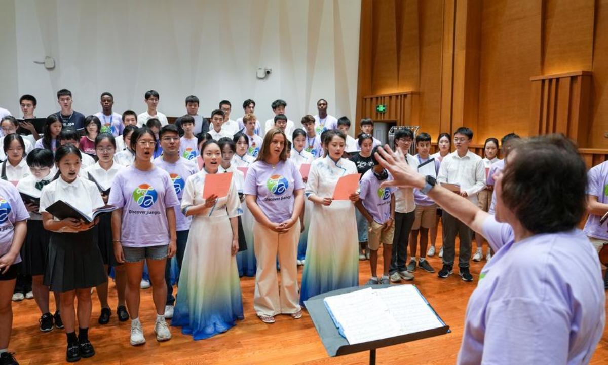 Chinese and American youths take part in a music performance rehearsal at a school in Nanjing, east China's Jiangsu Province, July 17, 2026. (Xinhua/Li Bo)
