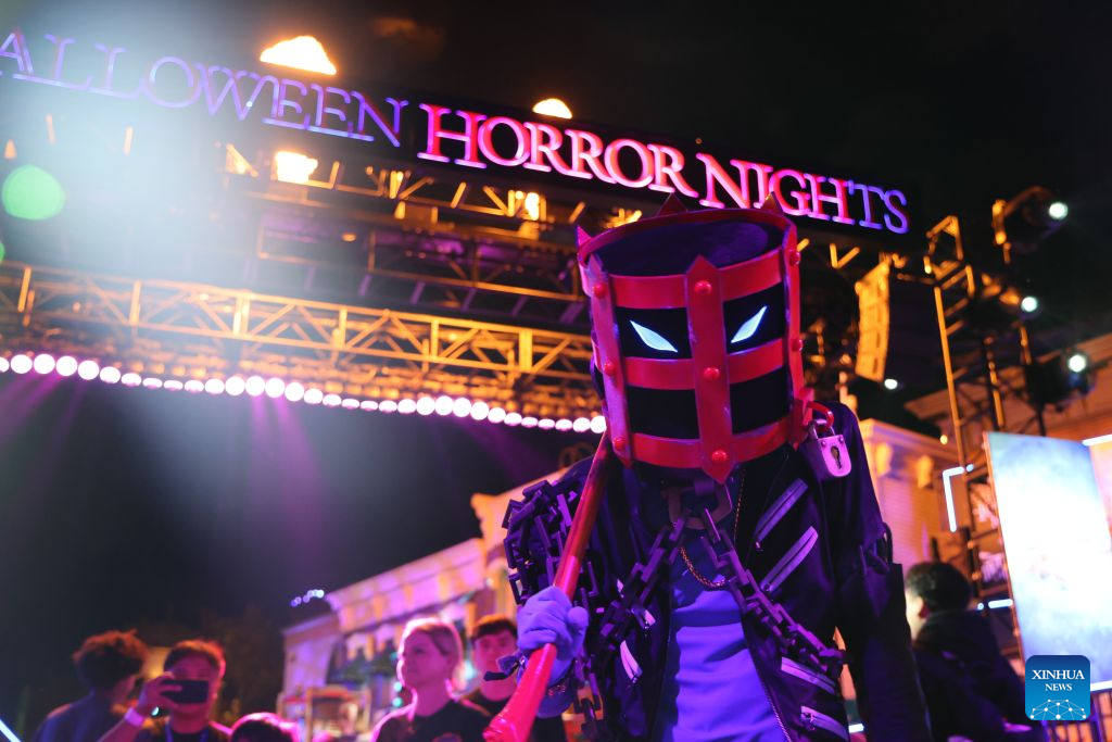 A staff member of Universal Studios Hollywood, dressed in Halloween costume, is seen during the 2026 Halloween Horror Nights in Los Angeles, California, the United States, on Sept. 5, 2026. The event opened on Sept. 3 this year and will run on select nights until Nov. 1, 2026. (Photo by Zeng Hui/Xinhua)